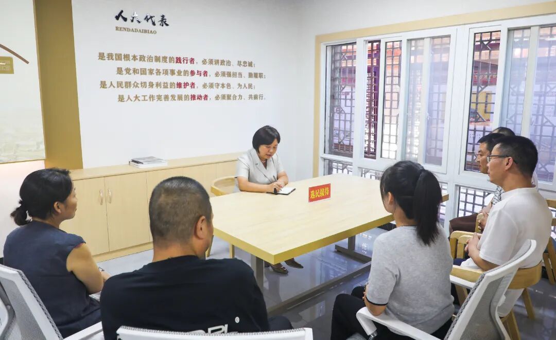 王静在昭化镇人大代表联络站接待选民