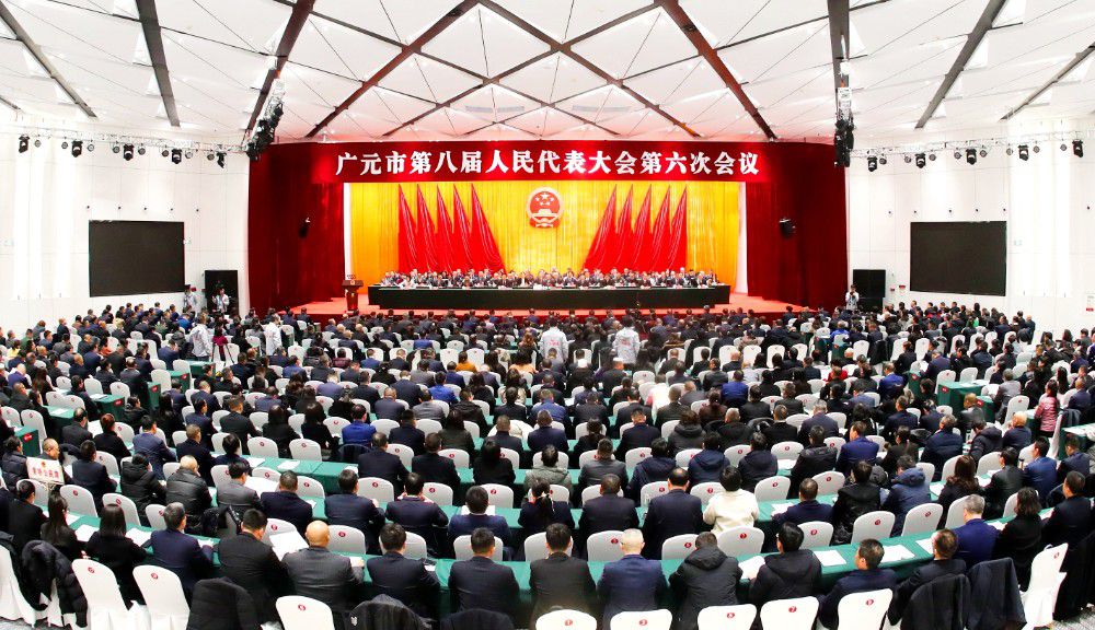 市八届人大六次会议开幕

何树平主持开幕会并宣布开幕

袁华兵作政府工作报告

许国斌谢晓东杨浩出席