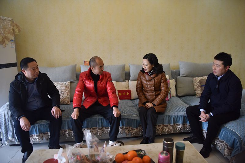 区人大常委会主任贾小玲开展节前走访慰问活动