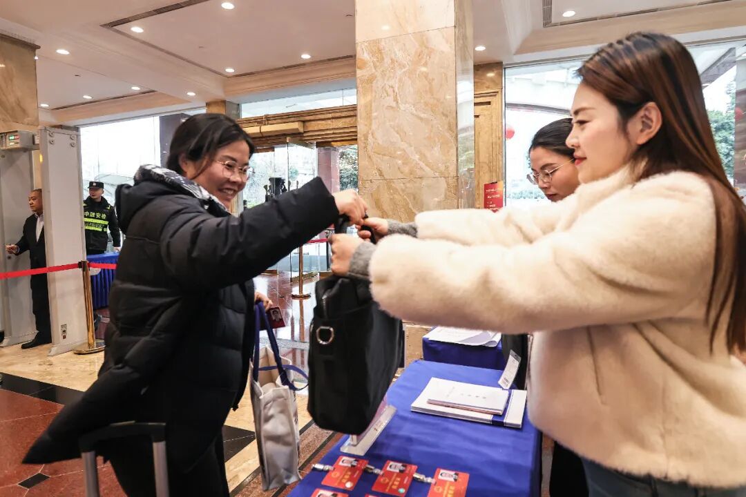 聚焦省两会丨在乡村振兴路上书写群众满意“答卷”——省人大代表肖华的履职故事