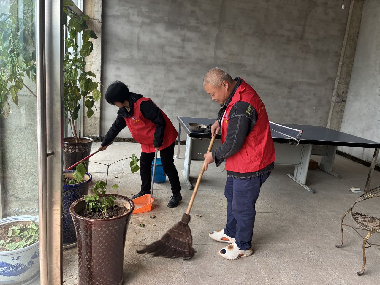 【我们的节日·清明】射箭镇开展“关爱高龄老人 清扫传递温情”文明实践活动