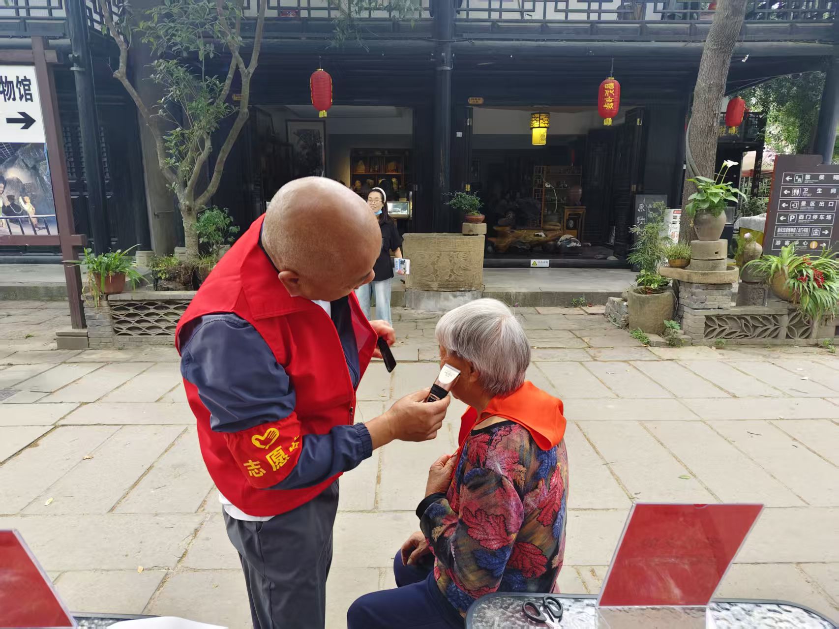 【“蜀小昭”文明实践文旅志愿服务项目】青春五四暖古城·便民服务惠民生
