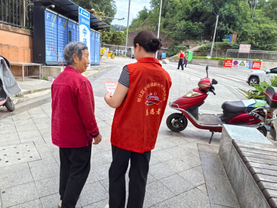 文明实践在行动 |元坝镇青梅路社区新时代文明实践站开展“法治宣传进小区”主题宣传活动