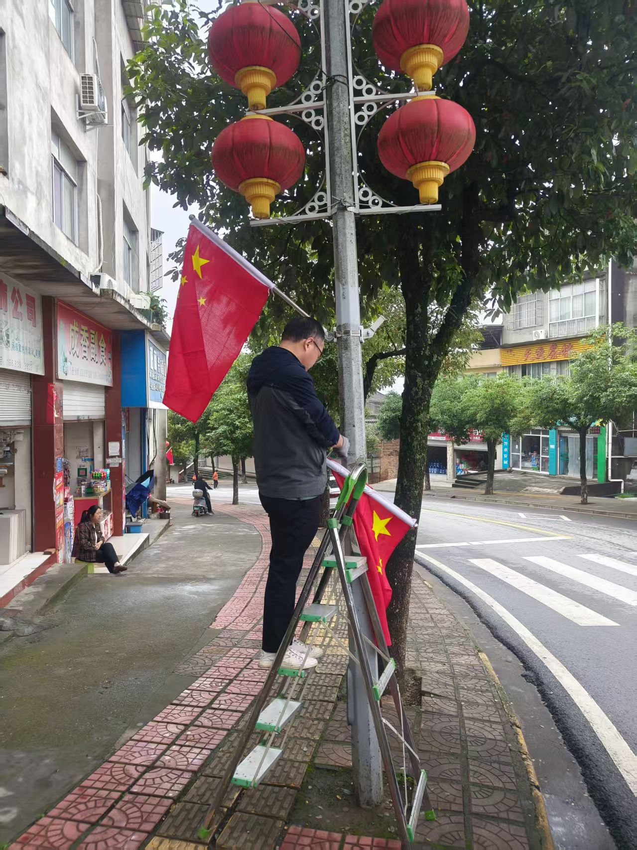 文明实践在行动 |红旗飘飘迎华诞 ——射箭镇开展国庆氛围营造文明实践活动