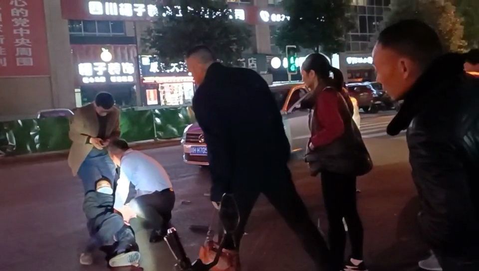 突发交通事故有人受伤，热心市民主动施救！牵狗绳派上大用场