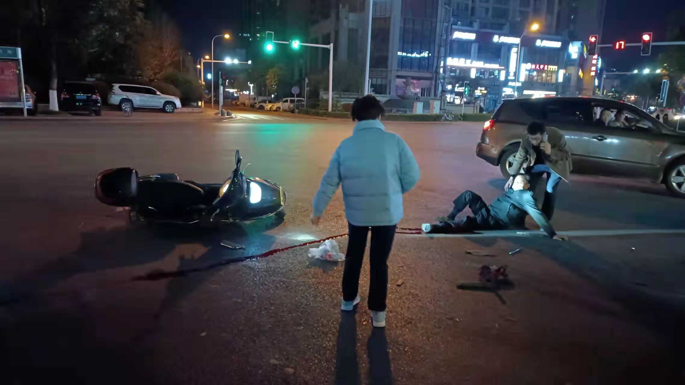 突发交通事故有人受伤，热心市民主动施救！牵狗绳派上大用场