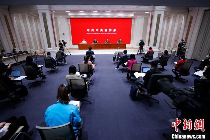 5月17日,中共中央宣传部在北京举行“中国这十年”系列主题新闻发布会,请财政部副部长许宏才、审计署副审计长王陆进、国家税务总局副局长王道树介绍财税改革与发展有关情况,并答记者问。 <a target='_blank' href='/'>中新社</a>记者 富田 摄 5月17日,中共中央宣传部在北京举行“中国这十年”系列主题新闻发布会,请财政部副部长许宏才、审计署副审计长王陆进、国家税务总局副局长王道树介绍财税改革与发展有关情况,并答记者问。 <a target='_blank' href='/'>中新社</a>记者 富田 摄